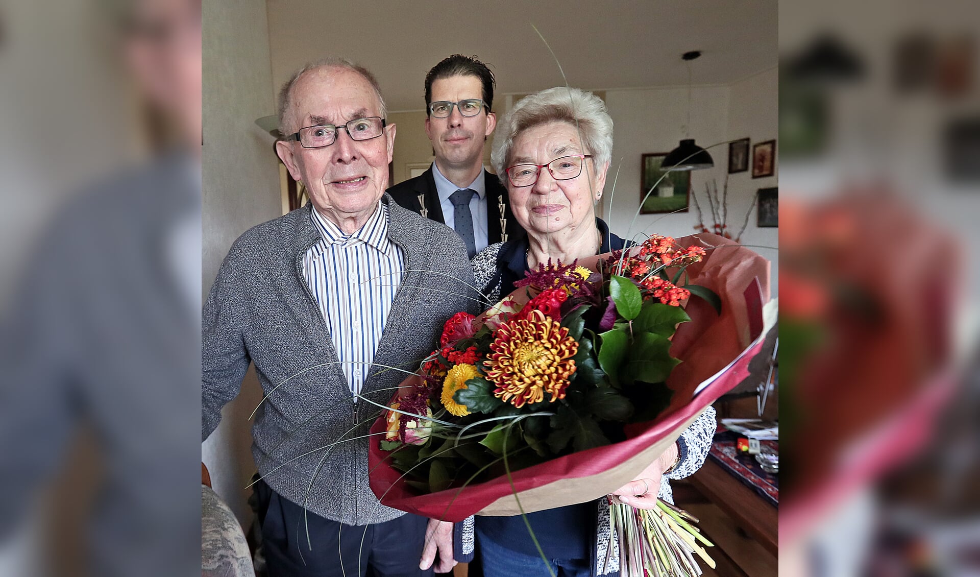 Burgemeester Joost van Oostrum kwam met een groot boeket bloemen Henk en Alie Weenk feliciteren. Foto: PR. 