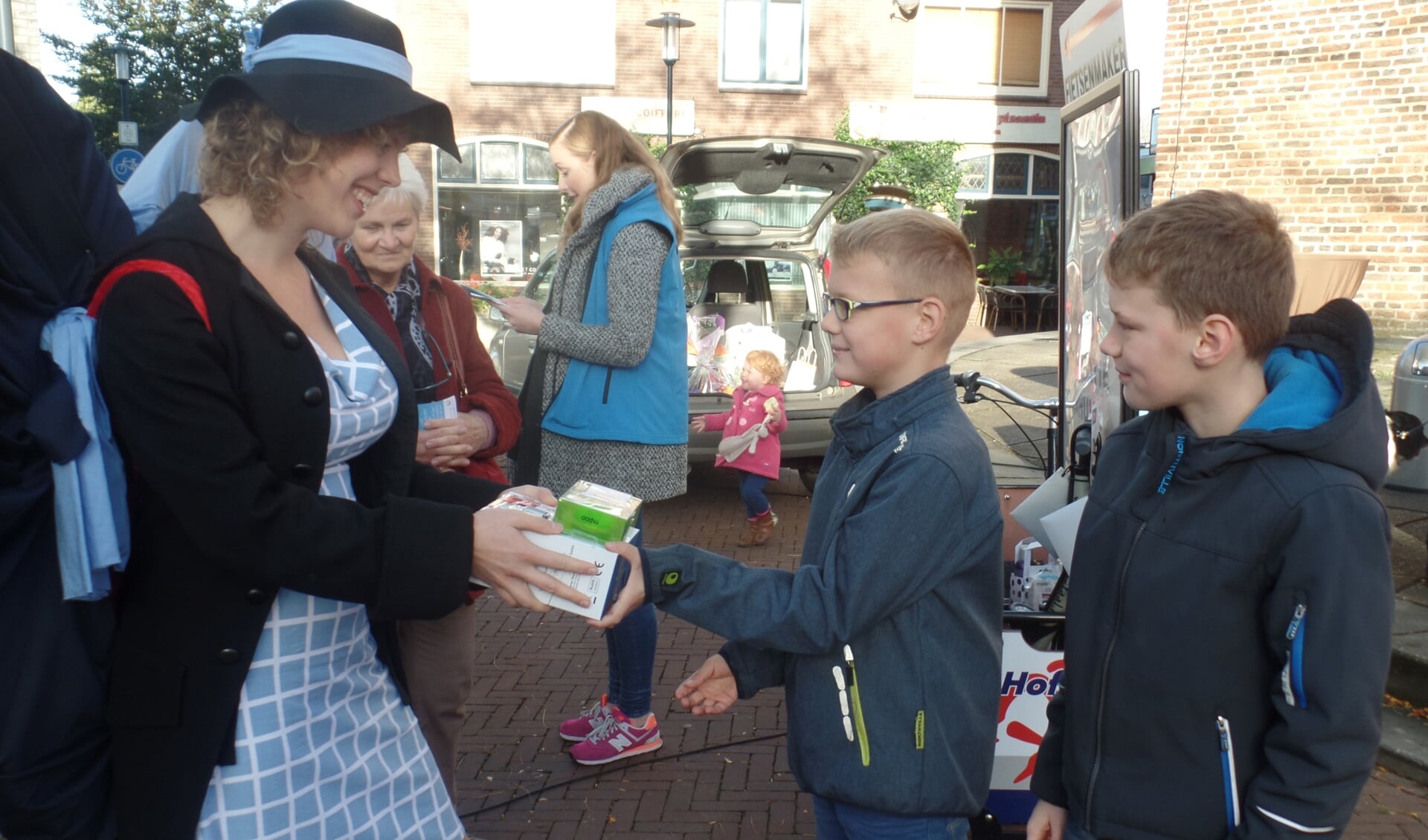 Uit handen van Suzan Waanders van het Voormekaarteam Ruurlo ontving Koen Heezen een leuk presentje Foto: Jan Hendriksen. 