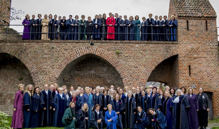 Negentig trouwambtenaren nemen een moment om in toga voor- en op de Berkelruïne te verschijnen. Foto: Kijk-Kunst Fotografie/Karin Keesmaat