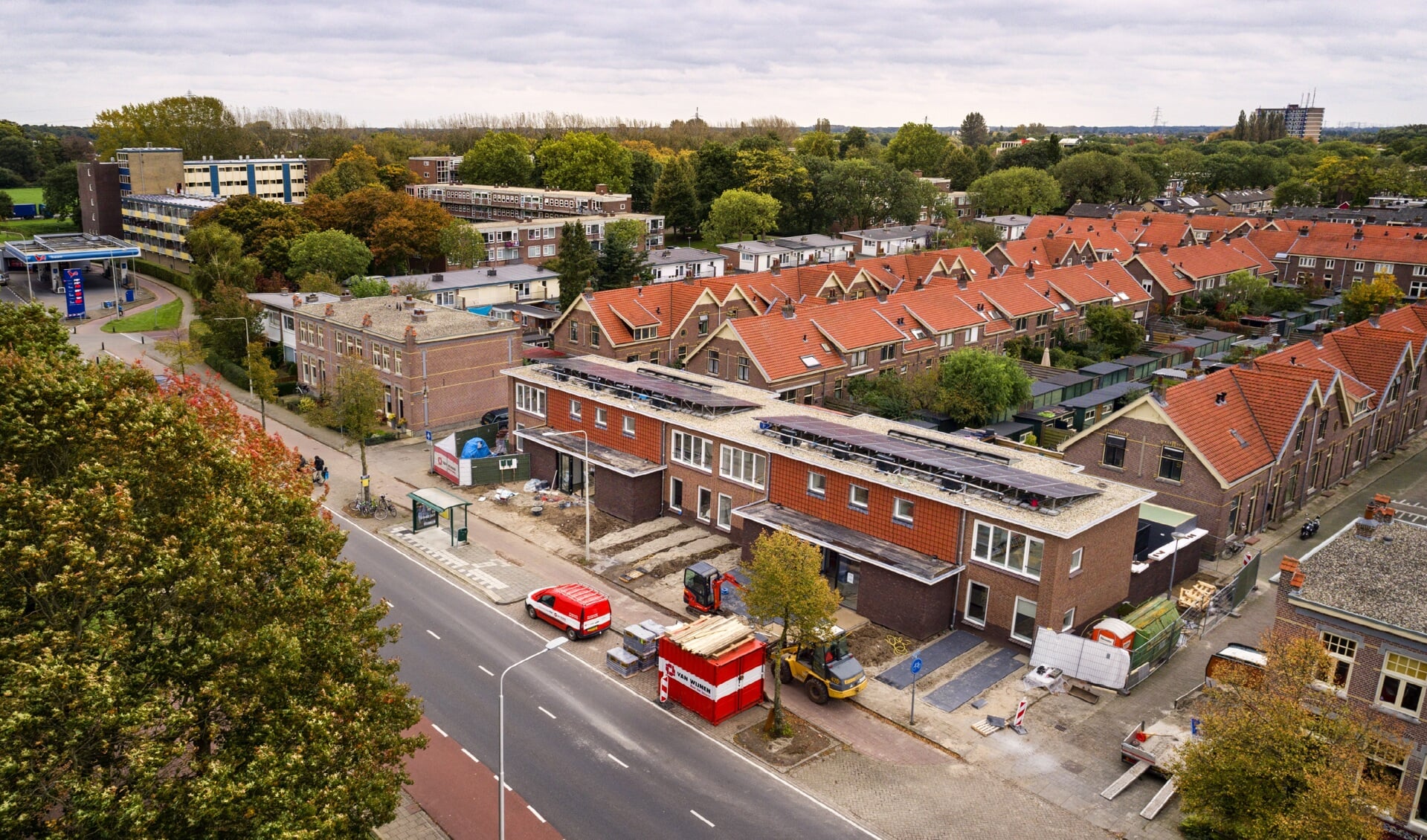 Luchtfoto van de gerenoveerde woningen aan de Warnsveldseweg. Foto: PR