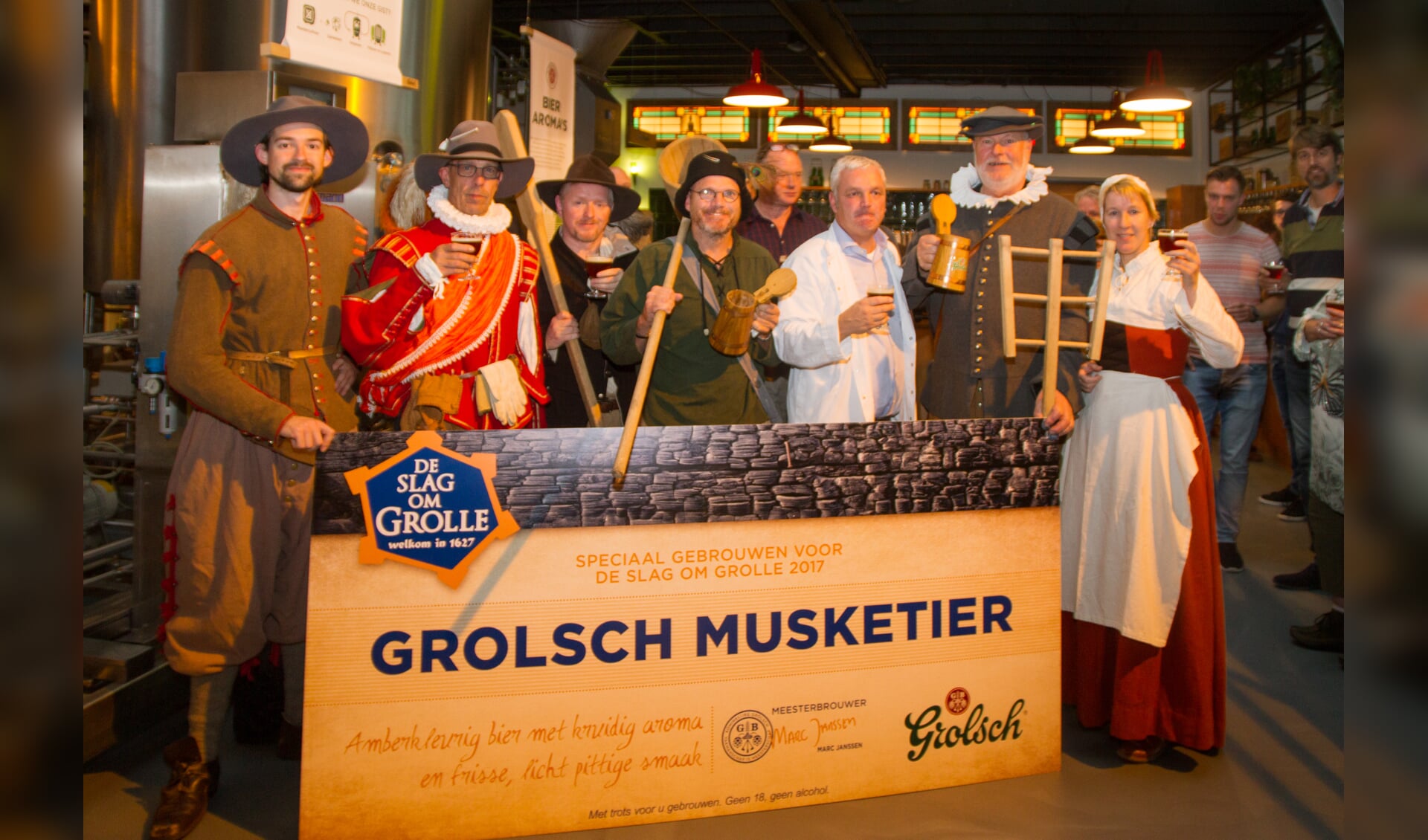 De organisatie van de Slag om Grolle en het Grolsch Brouwersgilde zijn aanwezig bij de presentatie van het nieuwe speciaalbier met de naam Grolsch Musketier. foto: Marcel Houwer