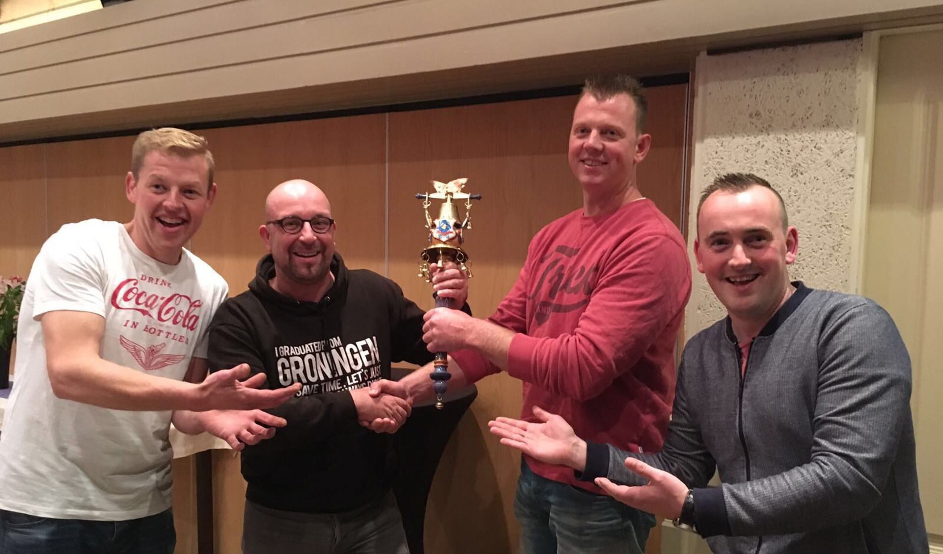Prins Hans (links), Sander Esselink, Joris Wiegerink en Adjudant Rogier trots op de nieuwe scepter. Foto: PR 