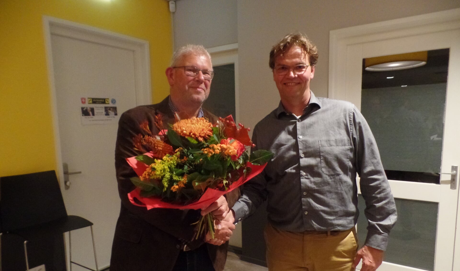 Erevoorzitter Ben Lodeweges (l) en de nieuwe voorzitter van VV Ruurlo Henry Meutstege. Foto: Jan Hendriksen,. 