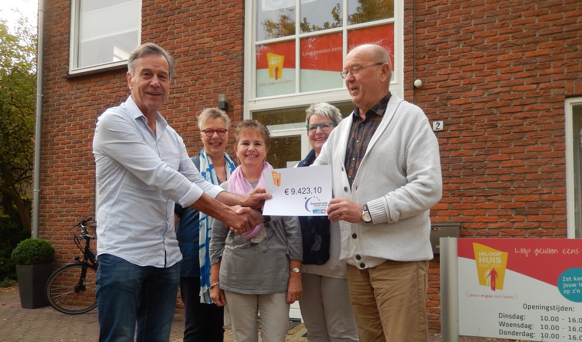 Henk Wubbels; Elma Renken (manager Inloophuis); Wilma Mateman; Marja Helmink en Ben Stoker (vlnr). Foto: PR