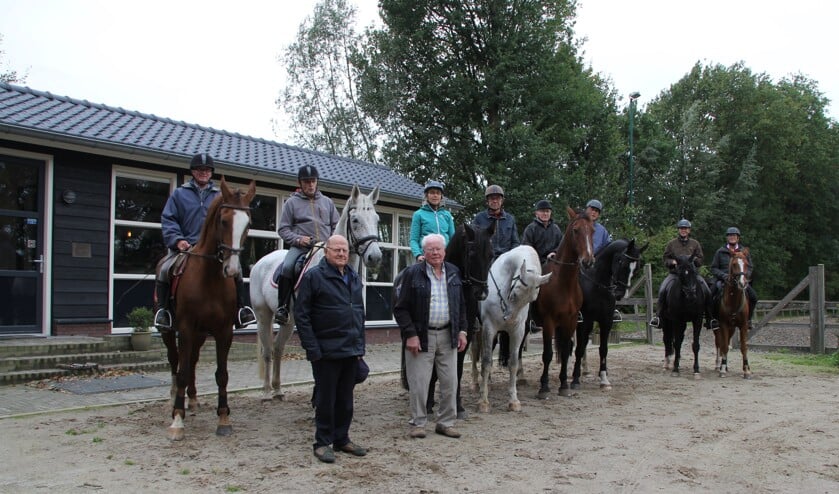 Te paard van links naar rechts: Antoon Doppen, Anton Lageschaar, Jolanda Boschker, Herman Hummelink, Bennie Nijrolder, Paul Boschker, Ben Boschker, Wim Heijerman. Staand van links naar rechts Wim van Tilburg en Jan Cuppers. Op de foto ontbreekt Marieke Doppen. Foto: PR
