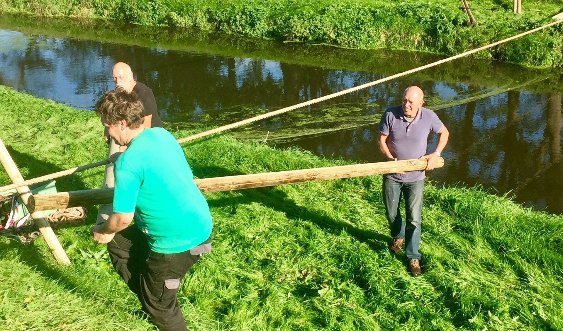 Een week voor de survivalrun zijn vrijwilligers druk met de opbouw van de hindernissen. Foto: Susanne ten Have