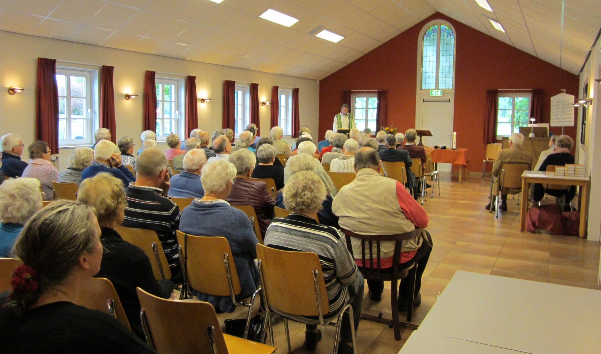 Aandachtig luisteren de kerkgangers in de laatste kerkdienst in De Wildenborchse Kapel naar de preek van dominee Kool. Foto: PR. 
