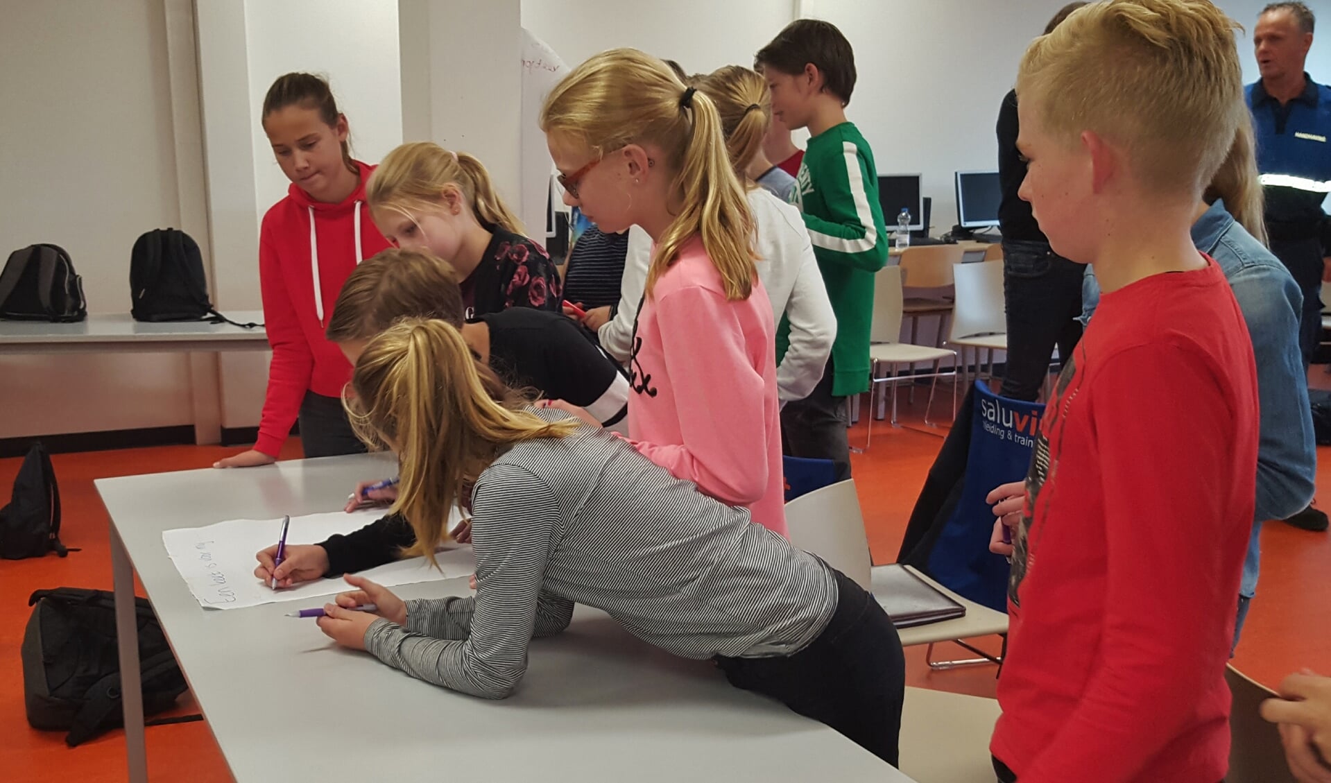 Leerlingen nemen actief deel aan de workshop. Foto: Henri Walterbos