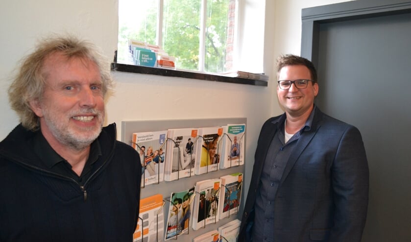 Hans Brons en Peter Kraaijenbrink (rechts) in hun Winterswijkse kantoor. Foto: Leander Grooten