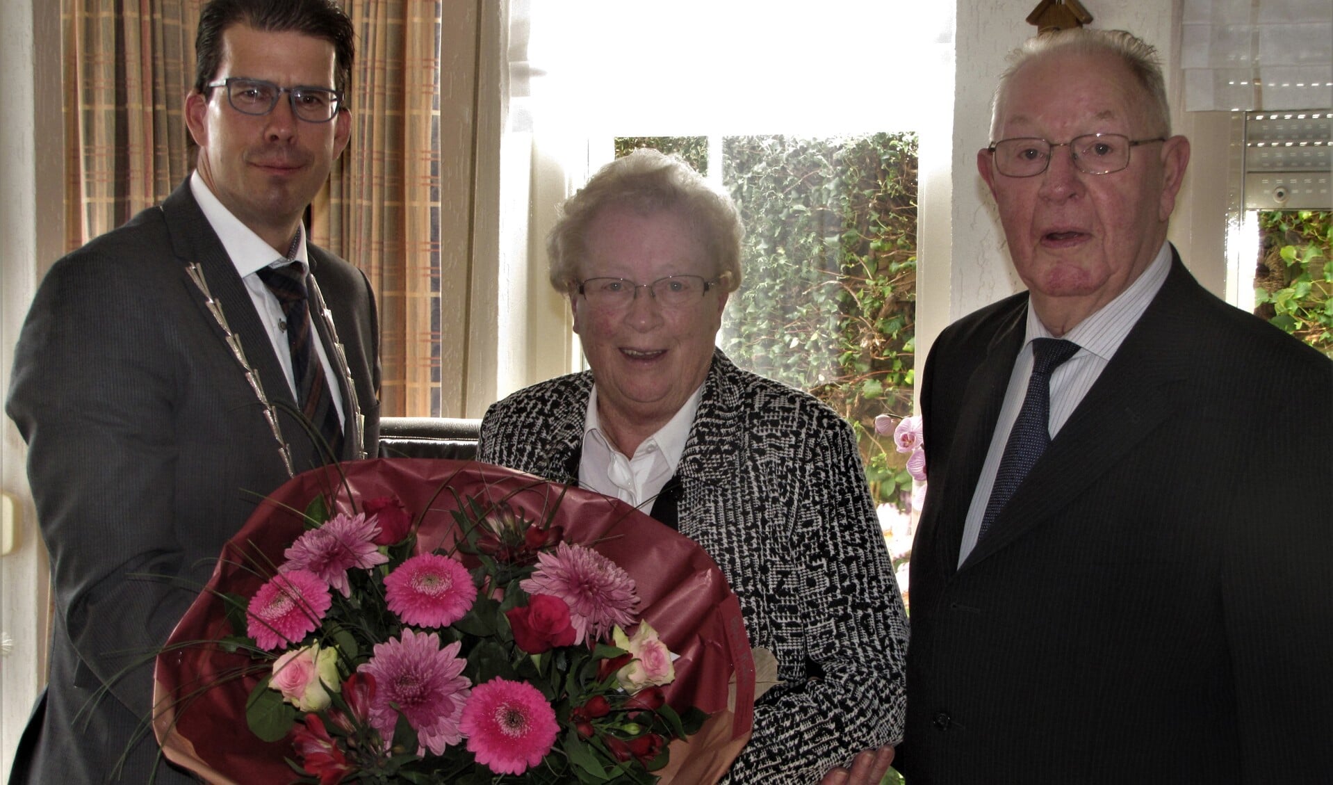 Jan en Willemien van Beem met burgemeester Van Oostrum. Foto: PR. 