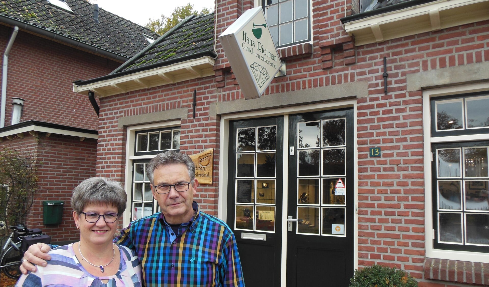 Anja en Hans Rietman voor het honderd jaar oude pandje dat nu een derde van z’n leeftijd in gebruik is als goud- en zilversmederij. Foto: Eric Klop