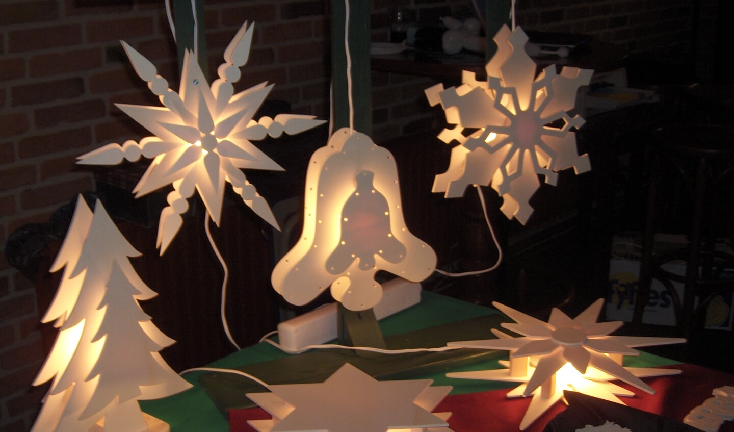 Op de kerstmarkt bij Erve Kots zijn fraaie kerstdecoraties te koop. Foto: PR