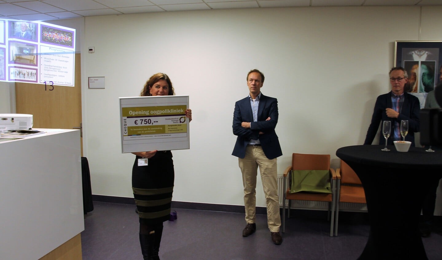 Het team kreeg een cheque van 750 euro voor de aankleding van de nieuwe oogpoli. Foto: Lydia ter Welle