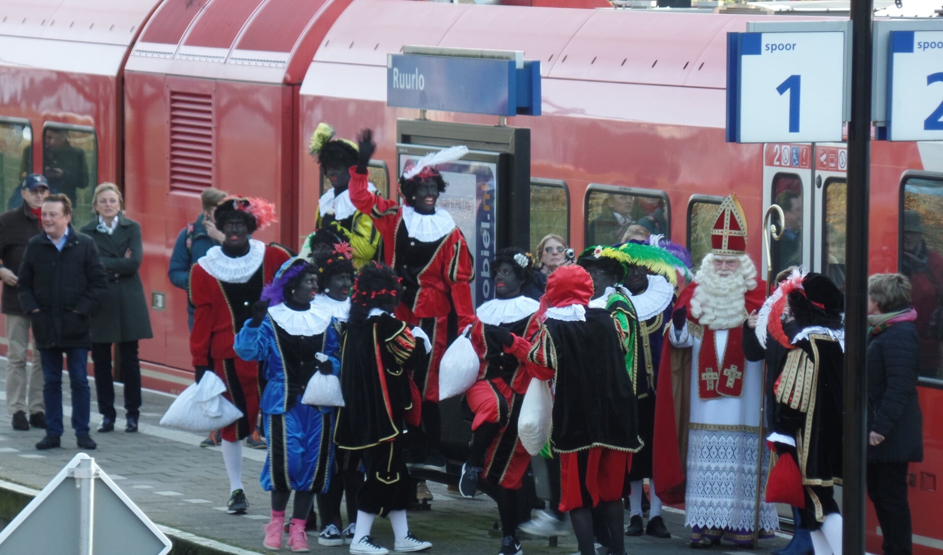 Sinterklaas en zijn Zwarte Pieten werden in Ruurlo feestelijk door de kinderen onthaald op het station. Foto: Jan Hendriksen. 