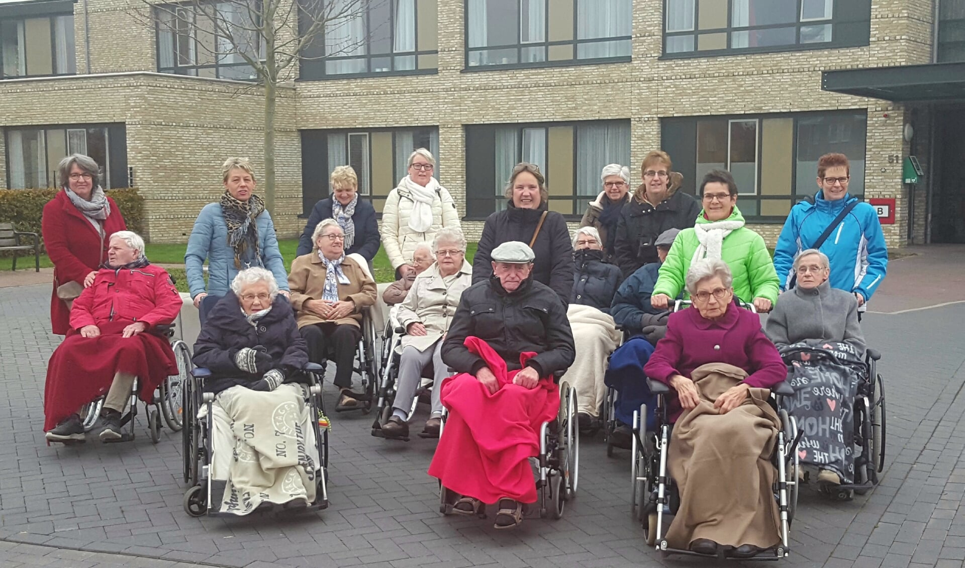 De vriendinnen en bewoners klaar voor vertrek naar het centrum van Lichtenvoorde. Foto: Henri Walterbos