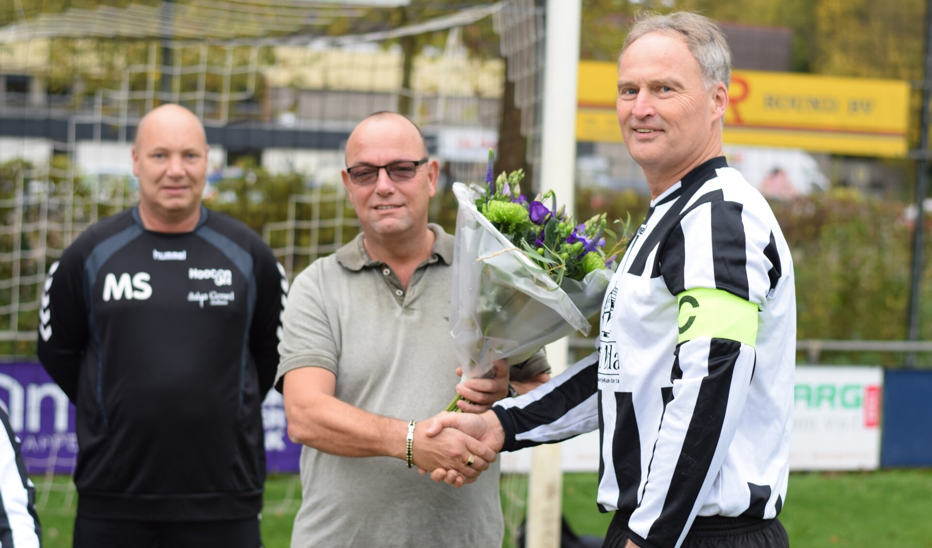 Aanvoerder Gerbert Tiecken bedankt sponsor Jonny Ankersmit van Bi-j Nolda met een boeket bloemen. Foto: PR
