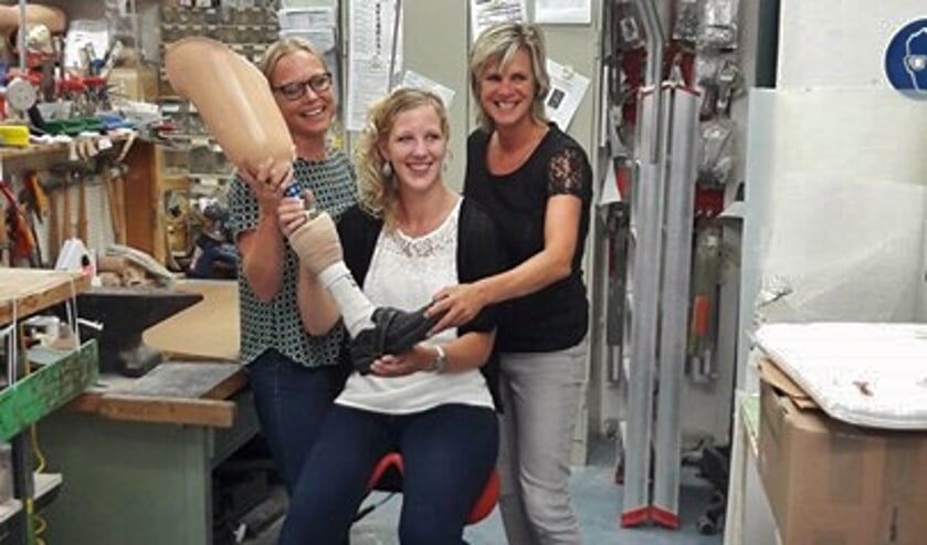 Carla klein Breteler (rechts) is blij dat haar oproep voor een kunstbeen succes had. Foto: SKB4Gambia