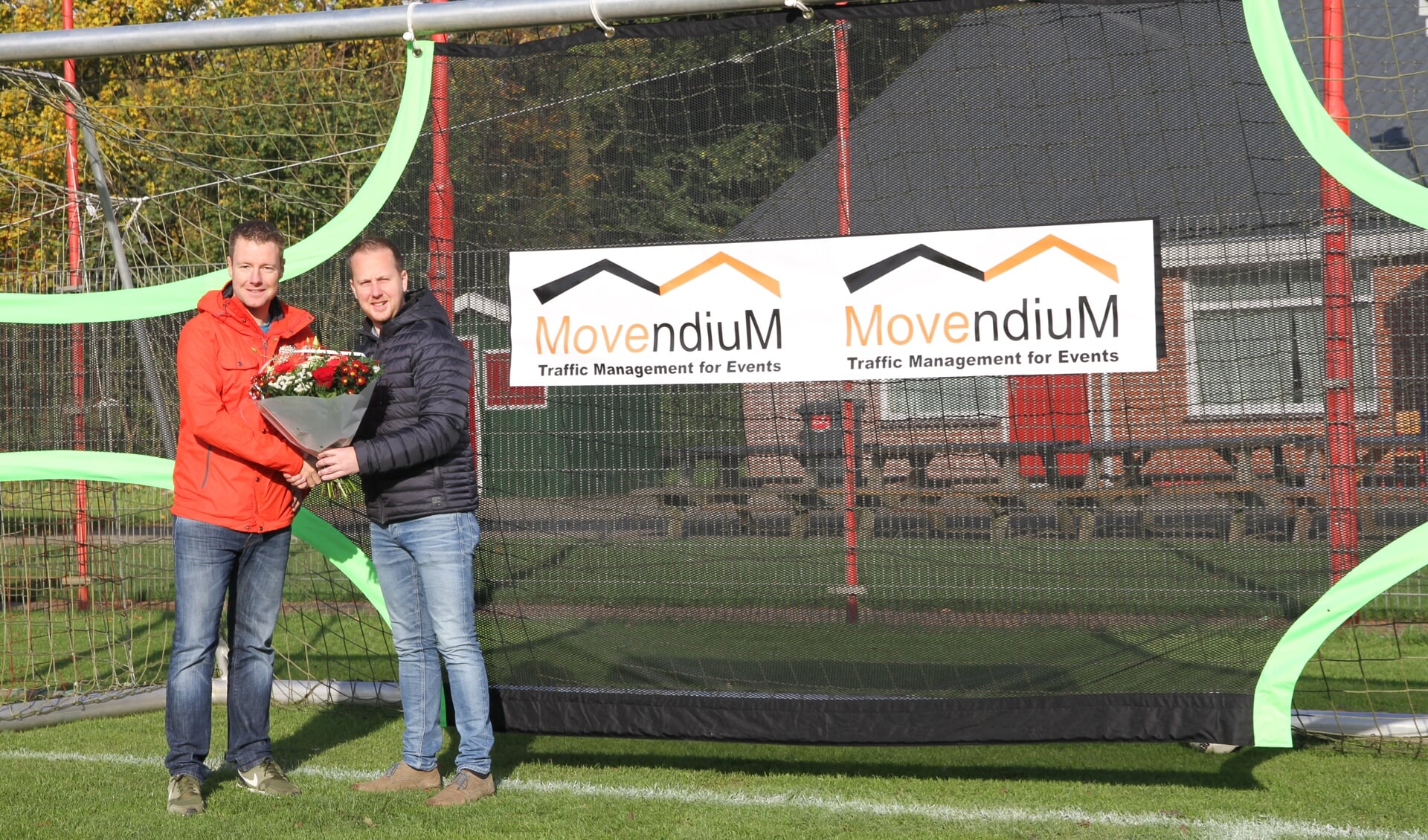Martijn Hulshof van Movendium, de sponsor van het gatendoek, samen met Jeroen ten Bras van de sponsorcommissie. Foto: PR Reünie