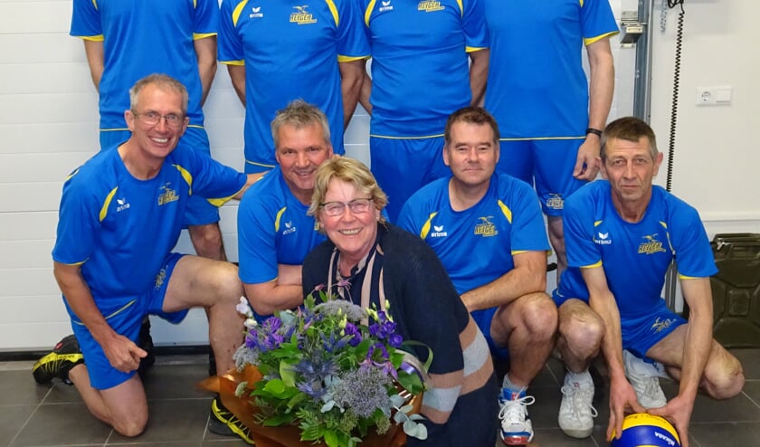 Staand v.l.n.r.: Maarten Heijkants, Frank Wenting, Wilbert Harmsen, Gerhard ten Bokkel. Onder v.l.n.r.: Gerard Seesing, Ab Regelink, René Seubring, Anton Groot Roessink. Op voorgrond Anja Seesing. Niet op de foto: Harold Gotink, Ben Groot Roessink, Wesley Gotink en Lasse Wenting. Foto: Willy Hermans
