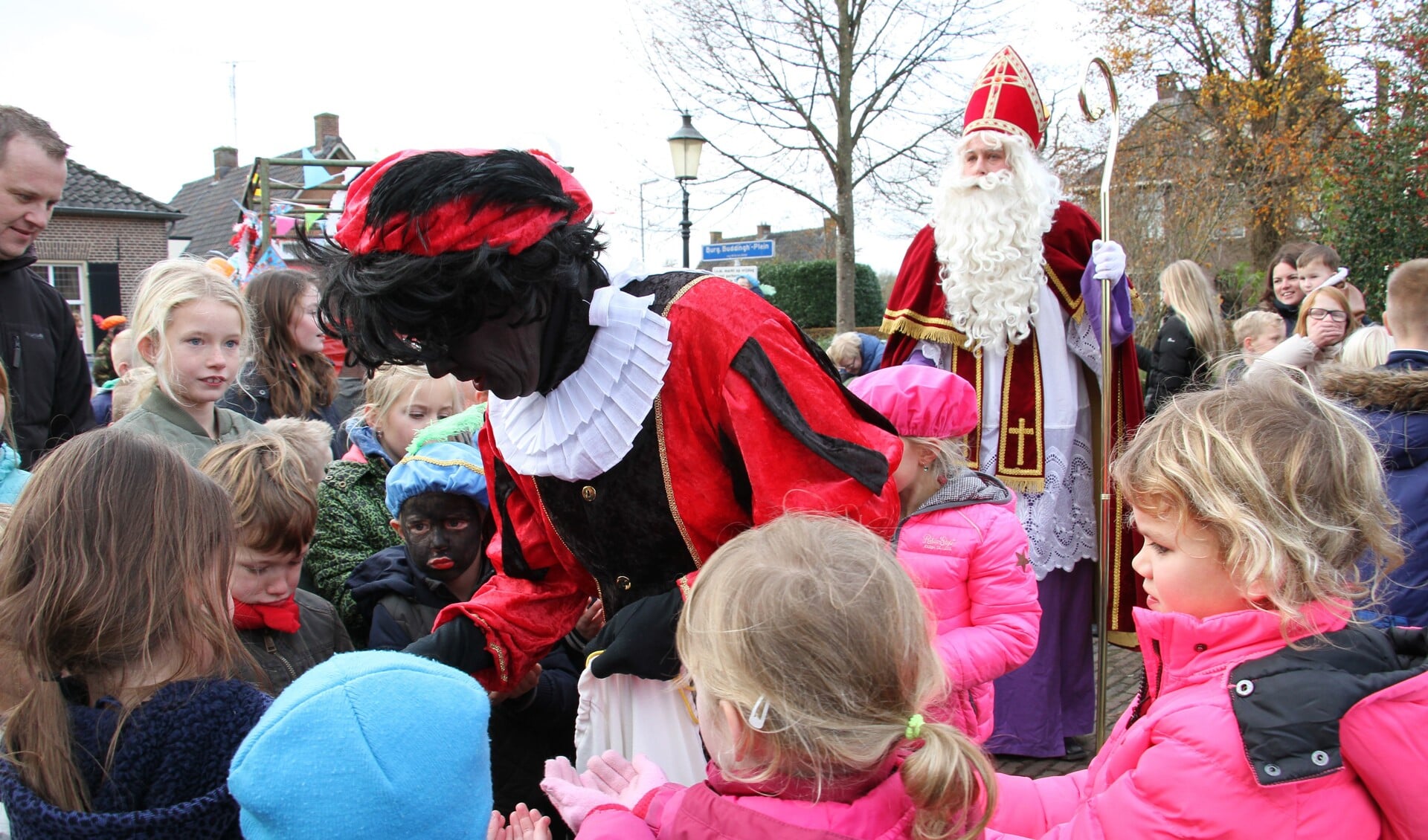 Sinterklaas en zijn Pieten worden ontvangen op het marktplein in Steenderen. Foto: Achterhoekfoto.nl/Liesbeth Spaansen