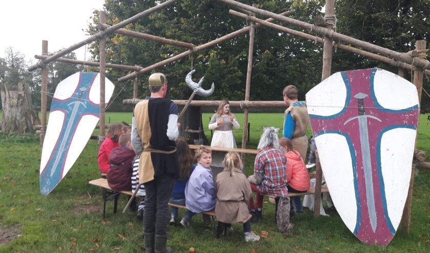 Welpen en scouts proberen een medicijn te maken voor de koning. Foto: PR