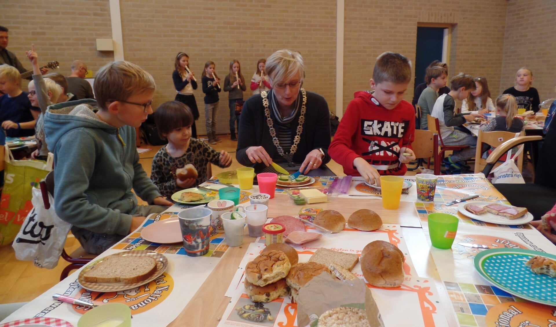 Samen met de kinderen genoot burgemeester Marianne Besselink van een heerlijk ontbijt. Foto: Jan Hendriksen. 