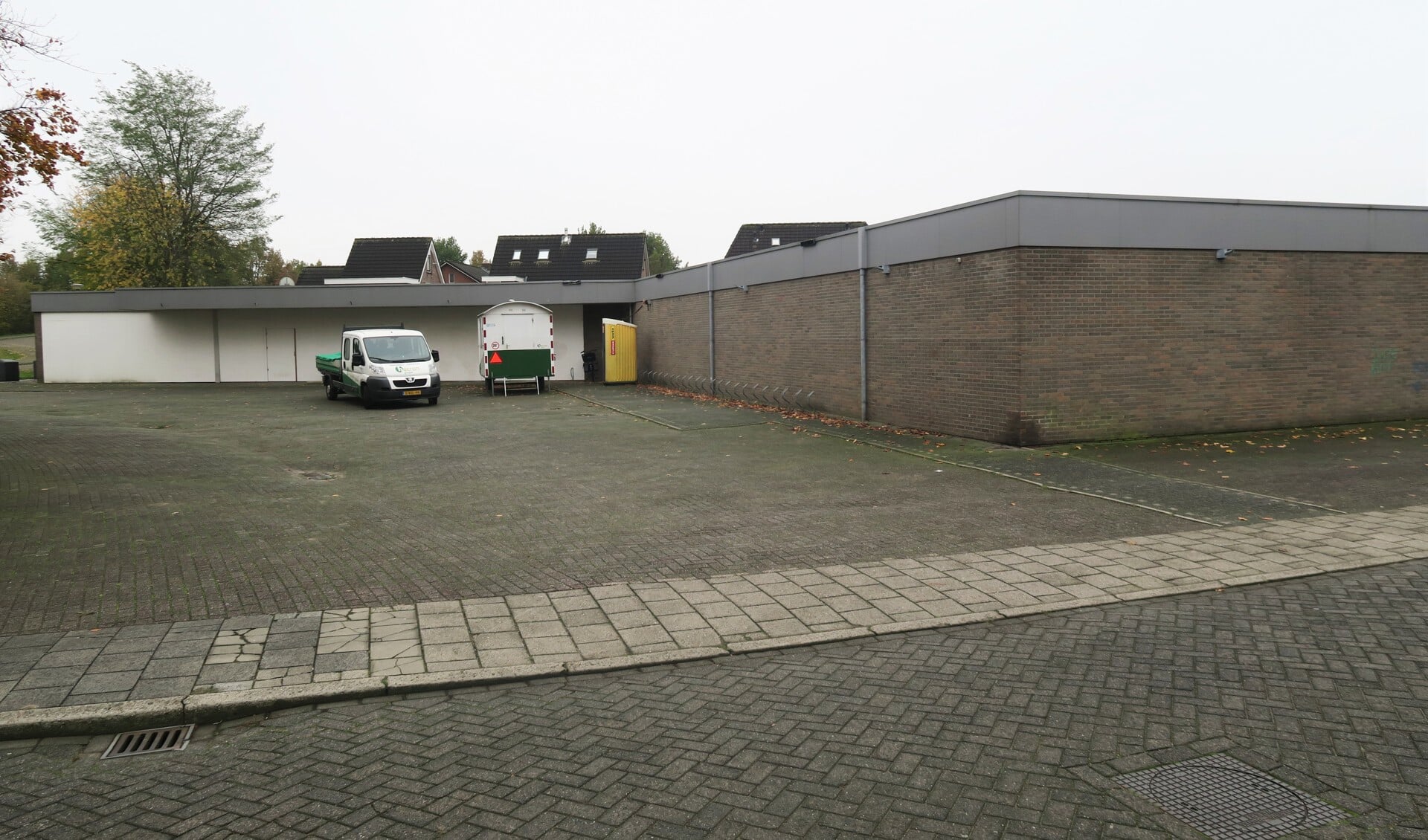 Het bedrijfspand waarin voorheen een supermarkt was gevestigd en nu mogelijk een sportschool komt. Foto: Theo Huijskes