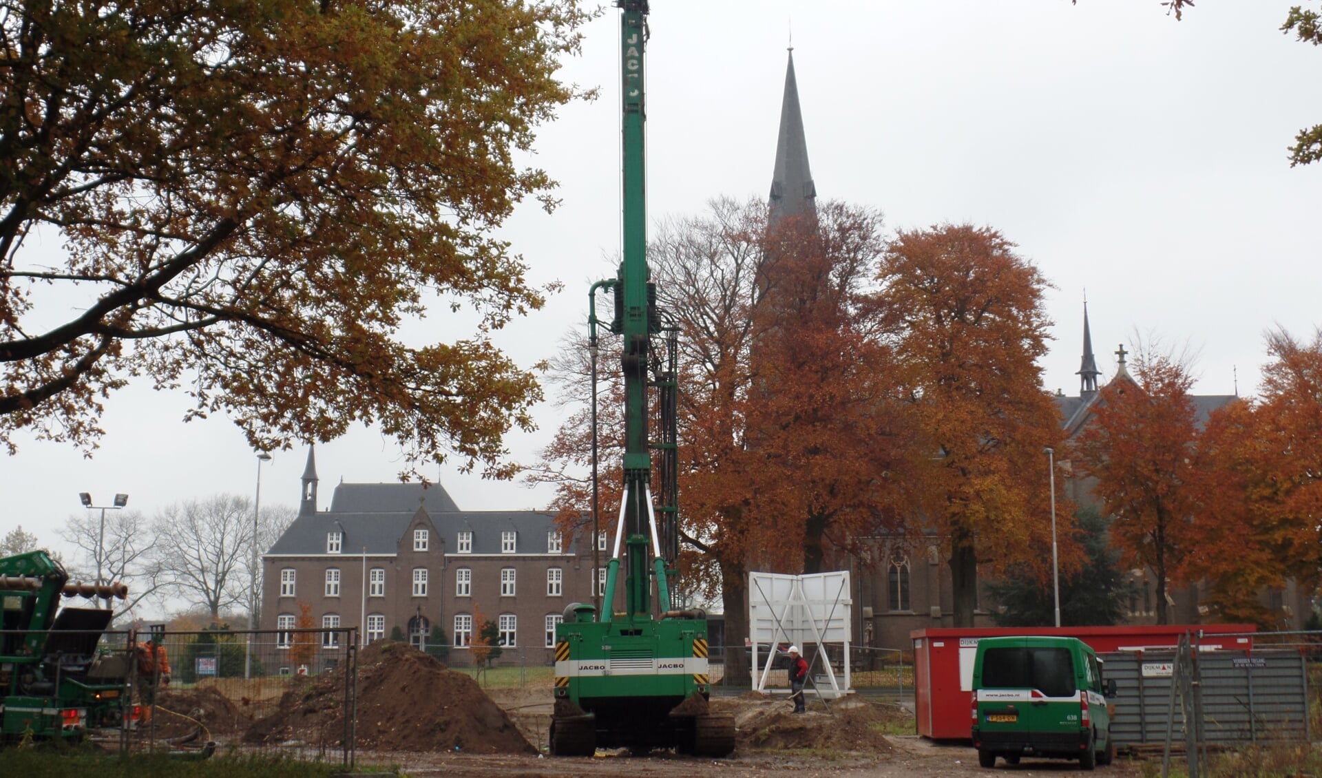 Nadat in een eerder stadium het grondwerk voor de fundering was gerealiseerd, werden vorige week de funderingspalen geboord voor de woningen. Foto: Jan Hendriksen
