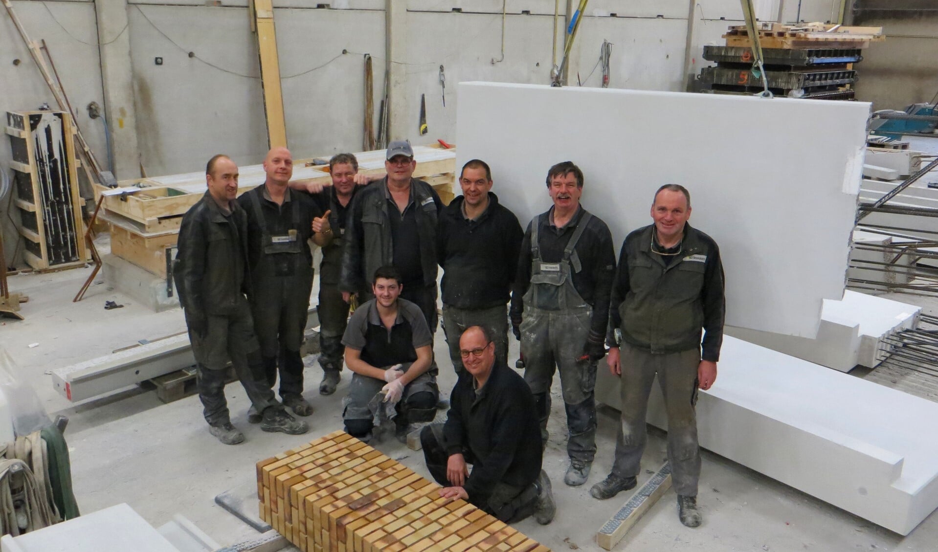 Harry Harmsen (met pet) te midden van zijn directe collega’s in de fabriek van HCI Betonindustrie te Hengelo Gld. Foto: PR
