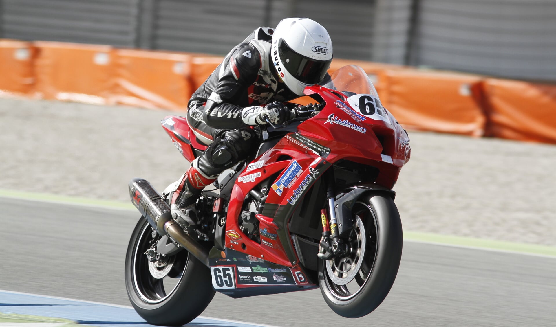 Joey den Besten in actie op de superbike machine. Foto: Henk Teerink