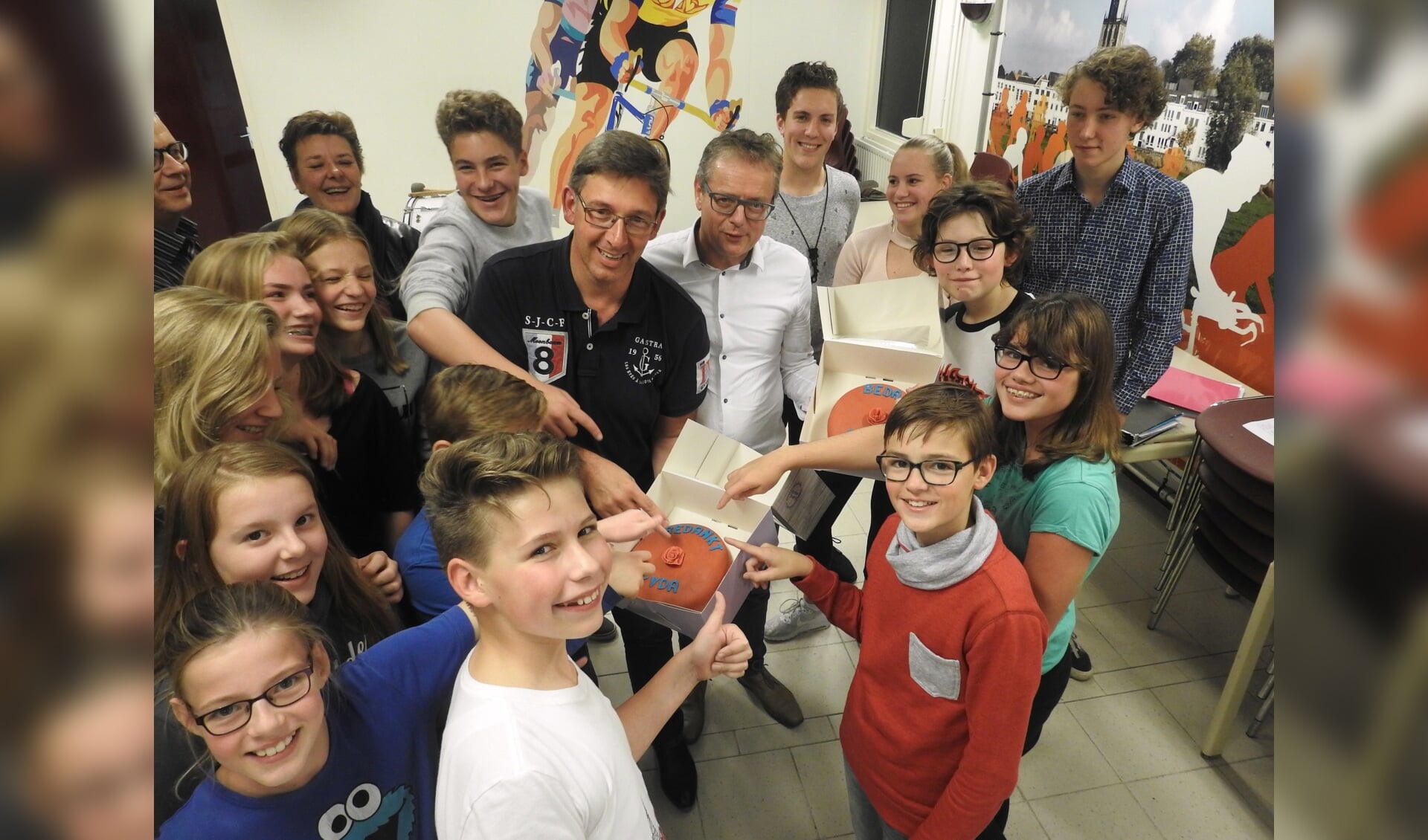 De leden van jeugddweilorkest Kleintje Spul(t) nemen de Rode Taart in ontvangst. Foto: PR