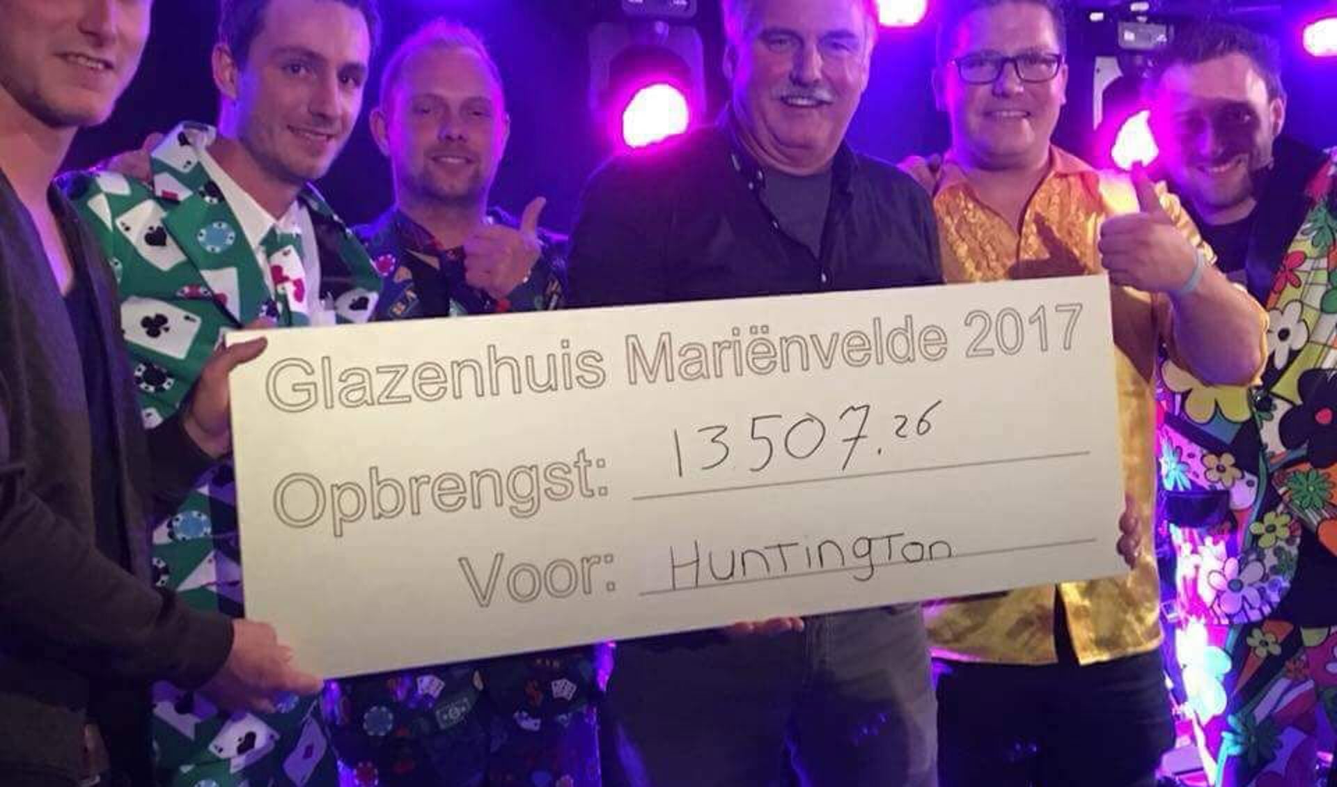Lars Krabbenborg (l) met de cheque voor de Stichting Huntington Oost Achterhoek. foto: PR