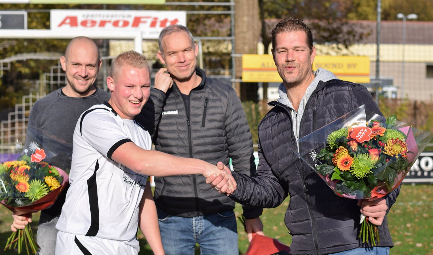 Aanvoerder Tim Schruijer overhandigt de sponsoren een bos bloemen. Foto: PR