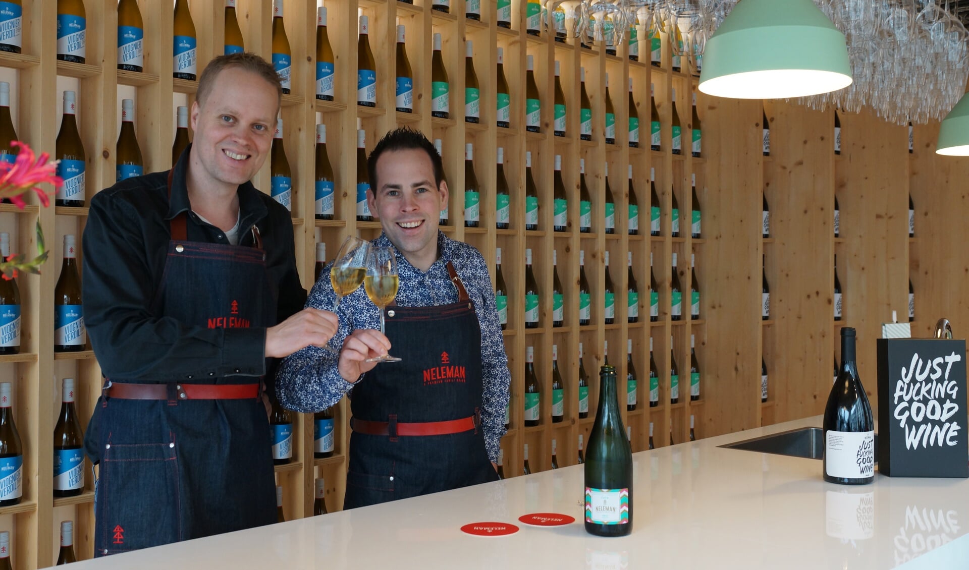 Directeur Derrick Neleman en medewerker Edwin van Muilekom proosten op de bekroning van de wijnen. Foto: Bas Bloem