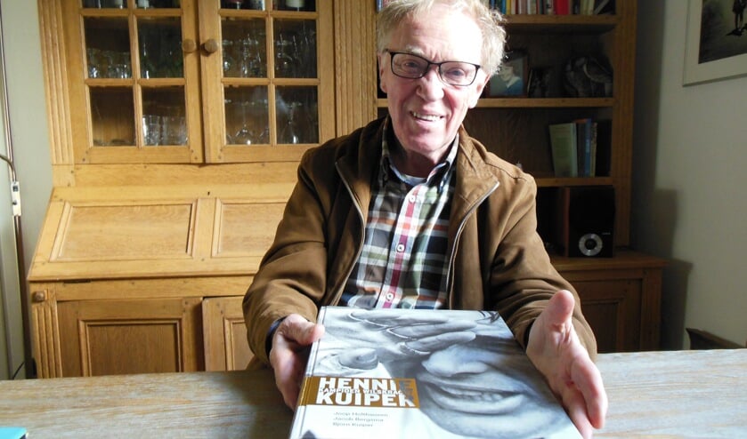 De klus is geklaard. Met ‘Hennie Kuiper Kampioen Wilskracht’ eert Bronkhorstenaar Joop Holthausen opnieuw een groot wielrenner. Foto: Eric Klop