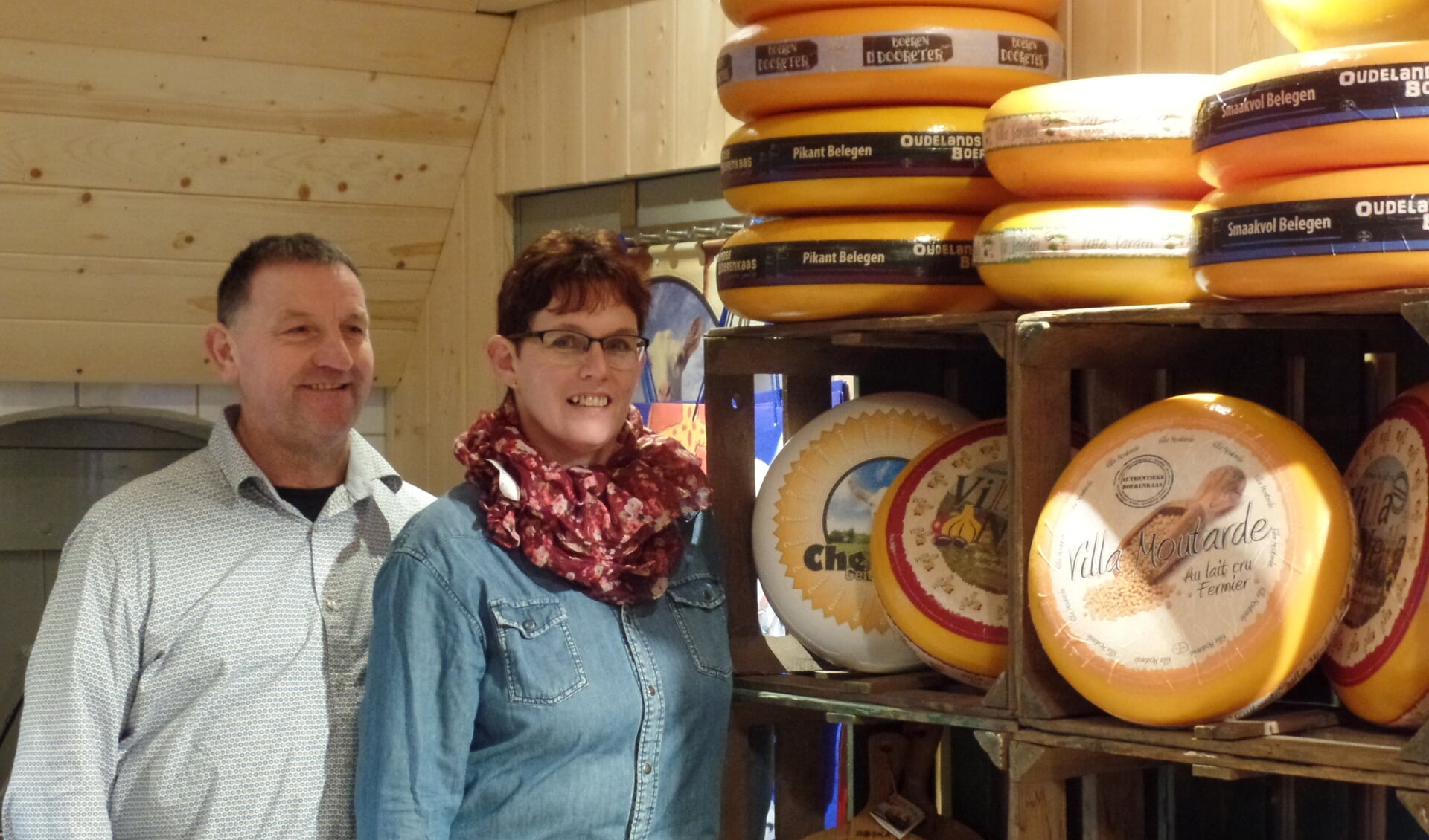 Jan en José Zoetman zijn in hun nieuwe boerderijwinkel klaar voor de Eindejaarsshow. Foto: Jan Hendriksen. 