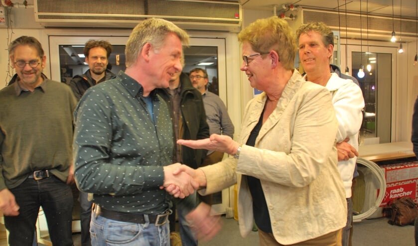 Wethouder Coby Pennings (r) wenst Marco van Deutekom veel succes als coördinator van de Energiewinkel. Foto: PR