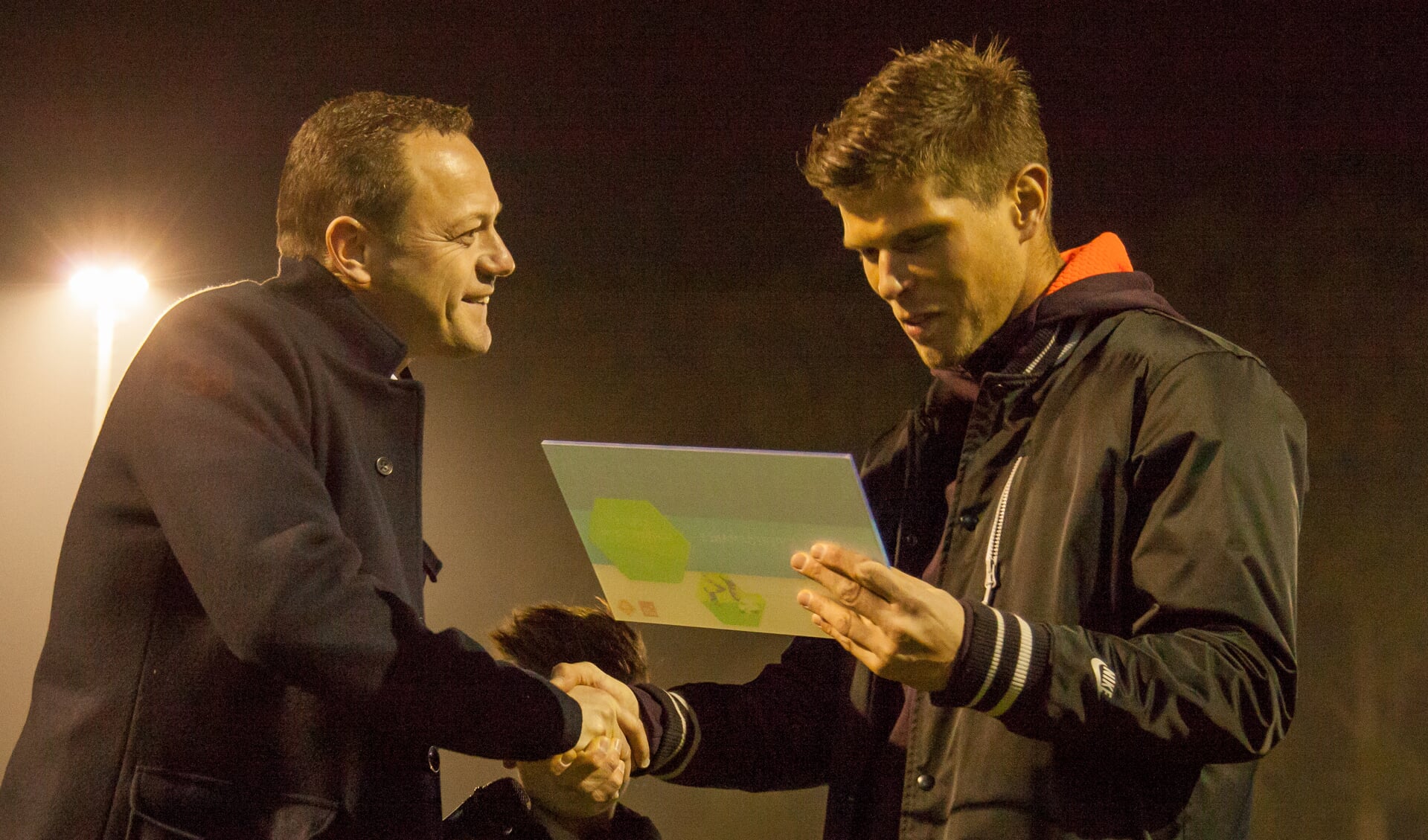 Klaas-Jan Huntelaar overhandigt het certificaat aan vice-voorzitter Pieter Tomesen. Foto: Marco ter Haar