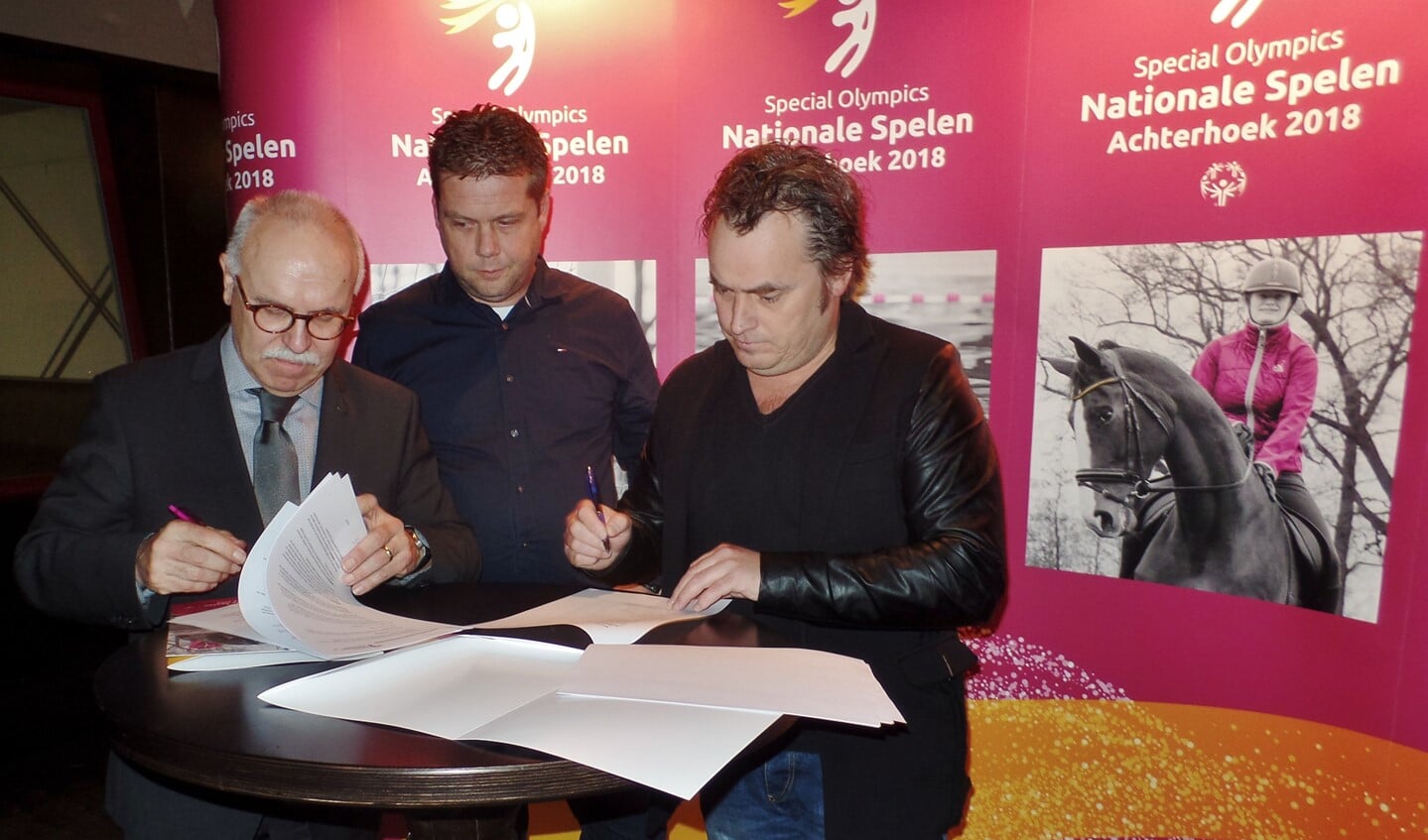 Ronnie Degen en René van Gils tekenen onder Feestfabriekmedewerker Erik Dreteler de samenwerkingsovereenkomst. Foto: Henri Walterbos
