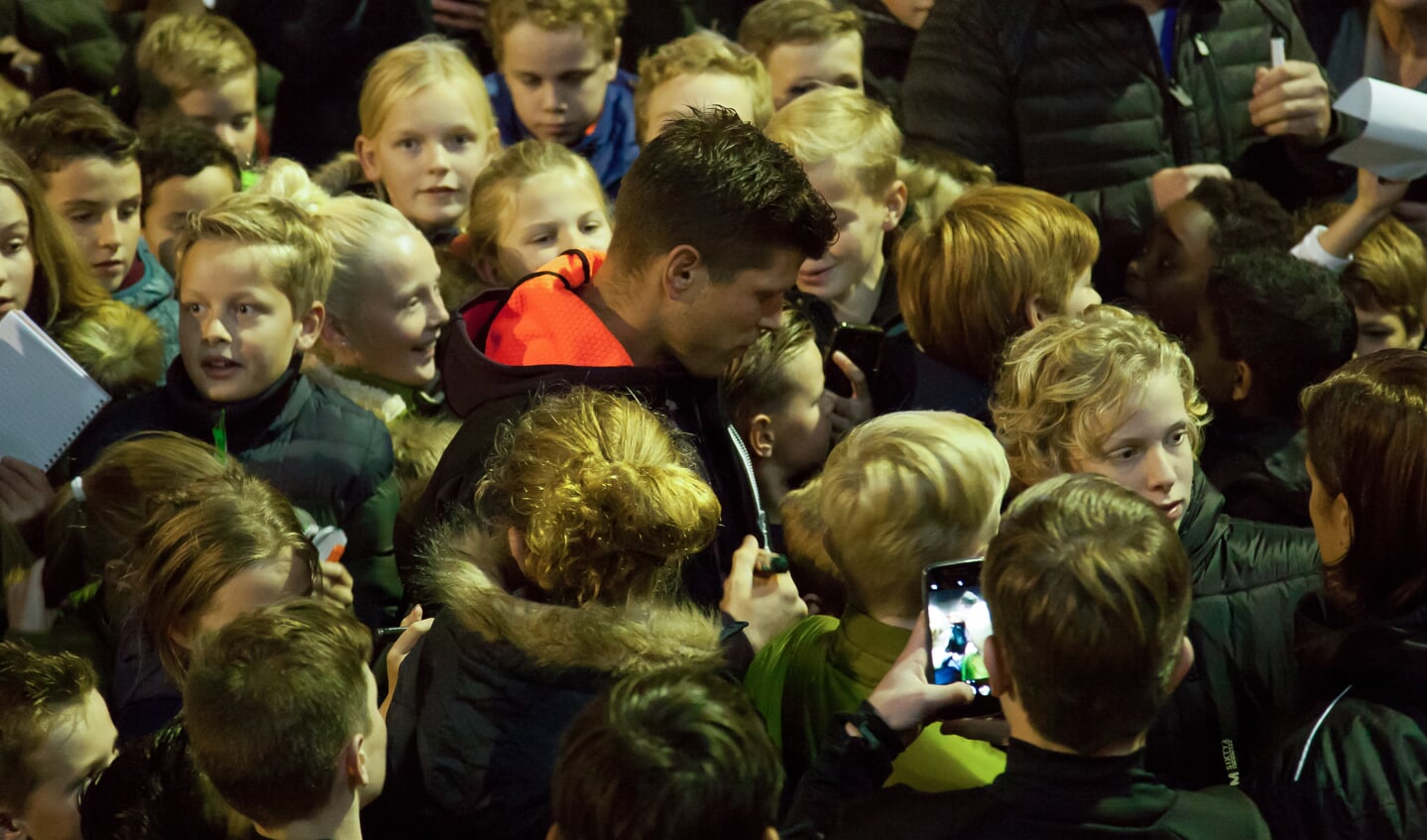 Klaas-Jan Huntelaar te midden van vele jonge fans. Foto: Marco ter Haar