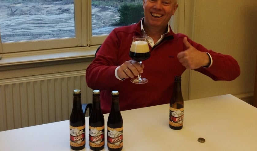 Jos Oostendorp proost op het succes met het winnende biertje.