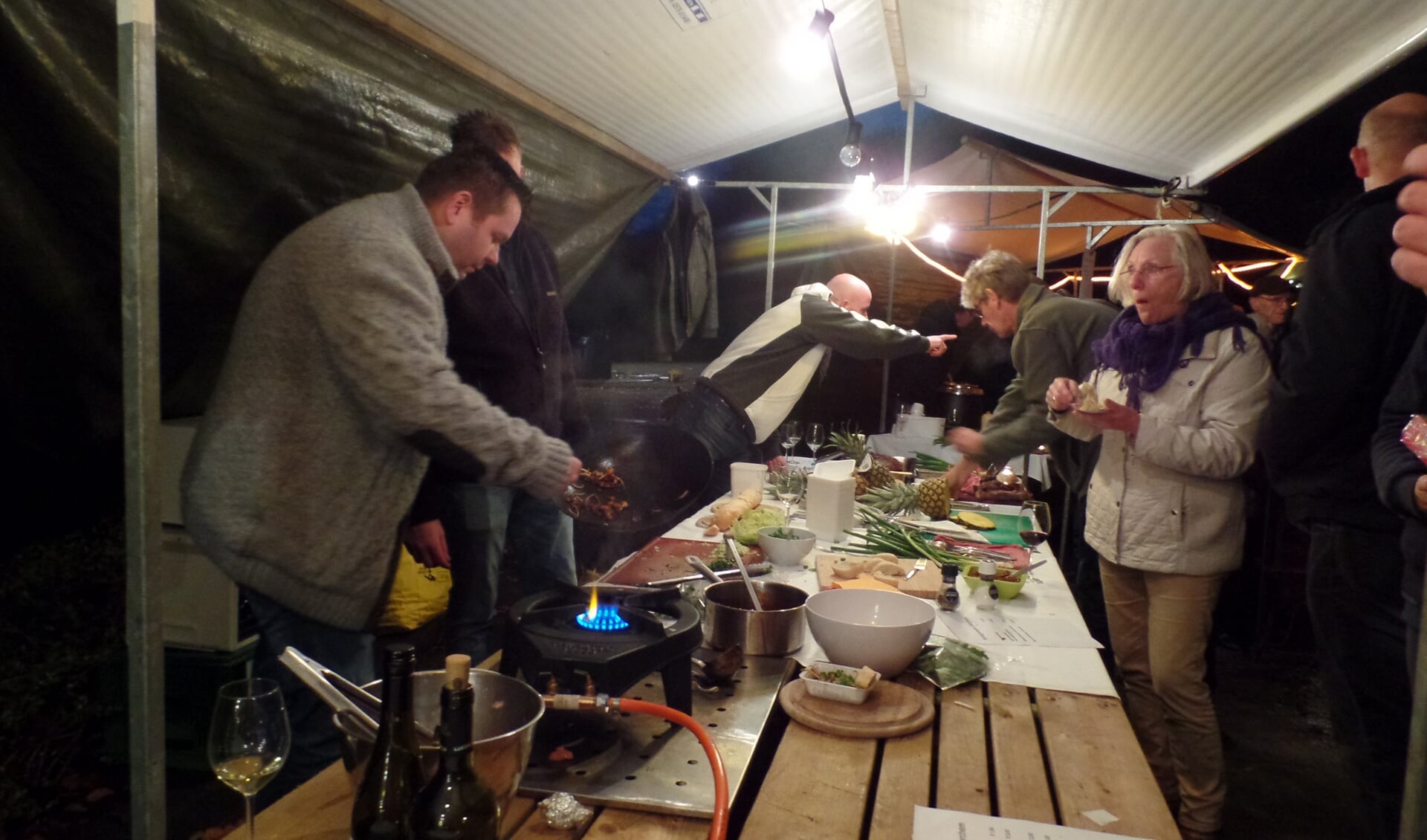 Drie kookclubs van HCR In de Groene Jager hadden flink hun best gedaan en serveerden zalm-, wild- en kip gerechten. Foto: Jan Hendriksen. 