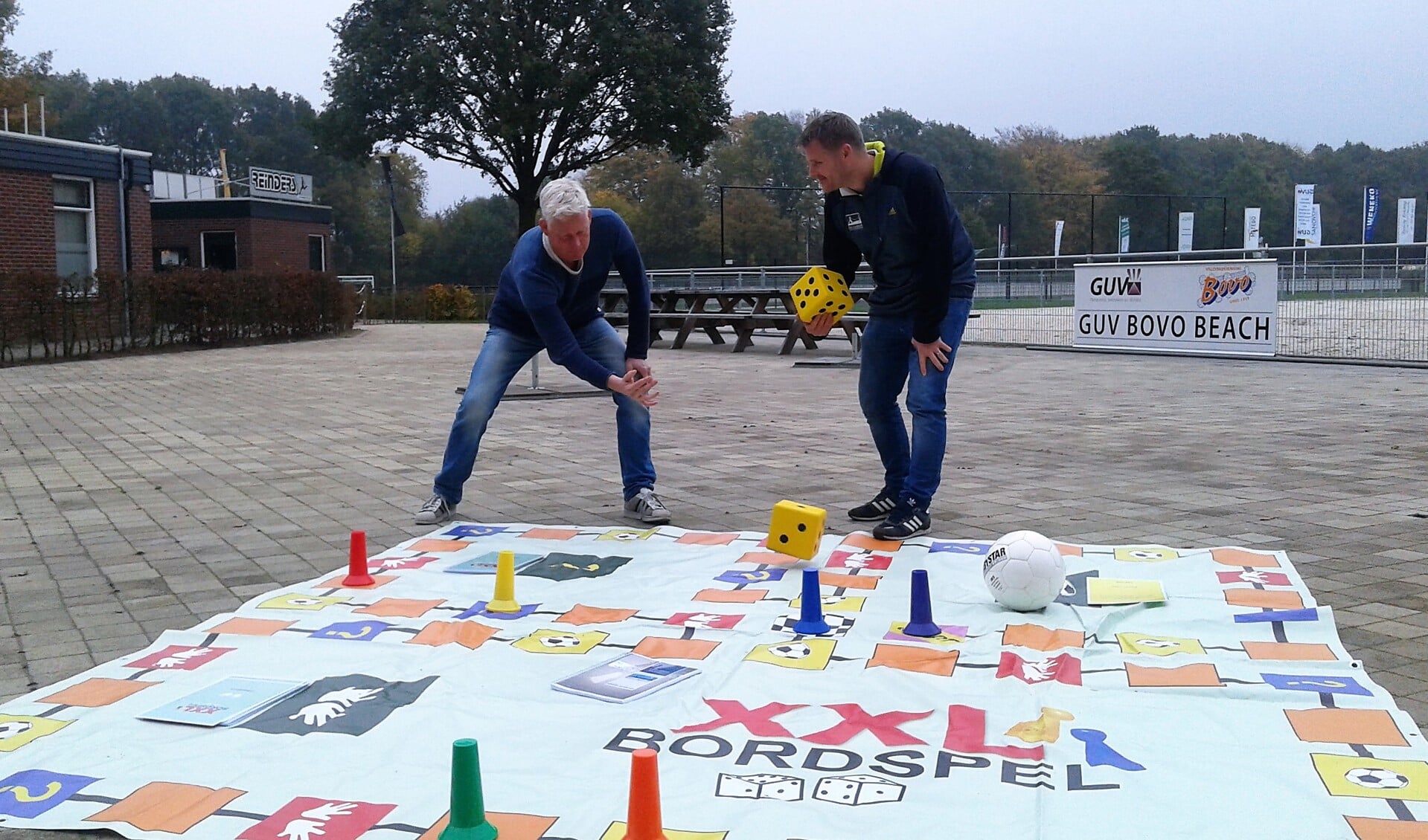 Richard te Selle (rechts) en Boudewijn Inja bij het XXL-bordspel. Foto: Bart Kraan.