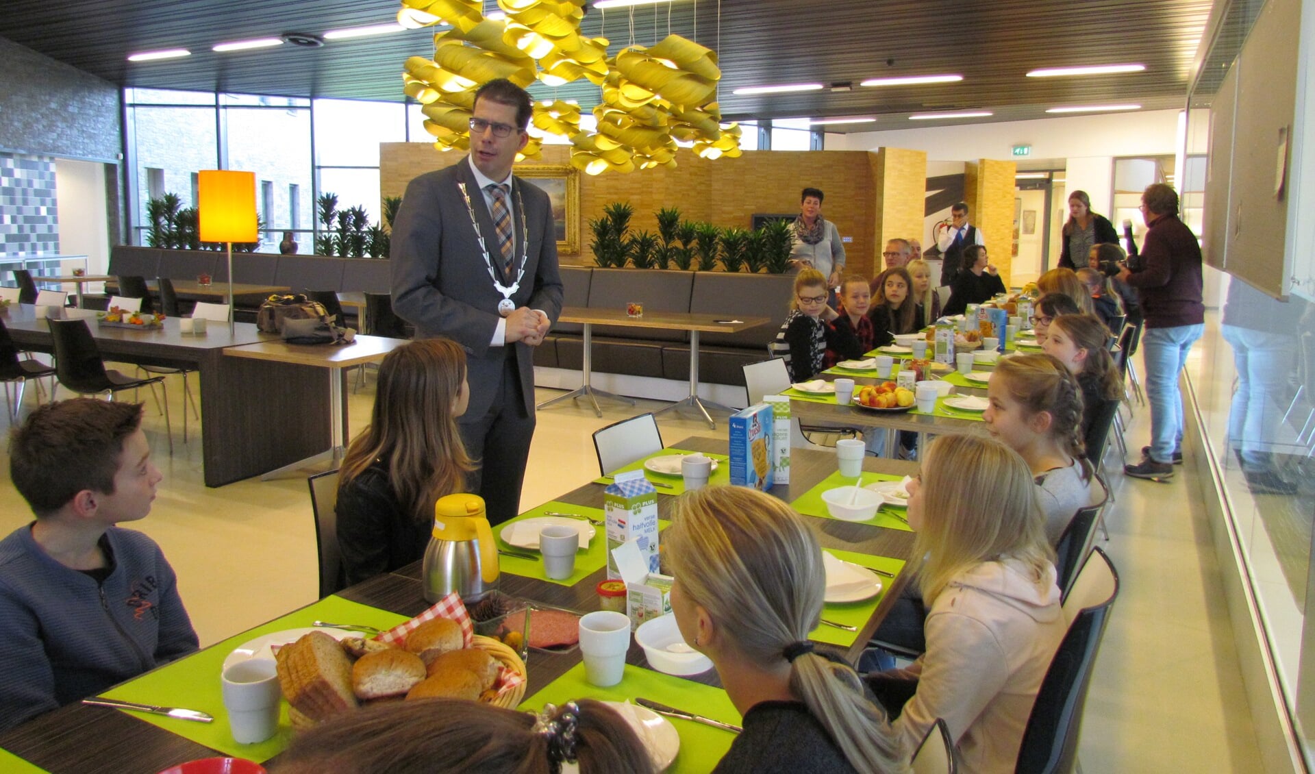 Burgemeester Van Oostrum ontvangt de kinderen voor het ontbijt op het gemeentehuis. Foto: Rob Stevens
