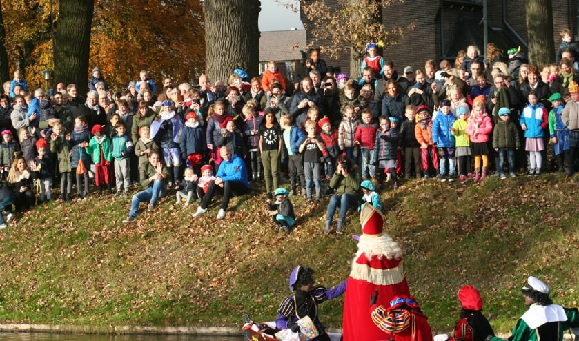 <p>Honderden kinderen verwelkomen de Sint die per boot over de Grolse stadsgracht aankomt. foto: Kyra Broshuis/archief Achterhoek Nieuws</p>