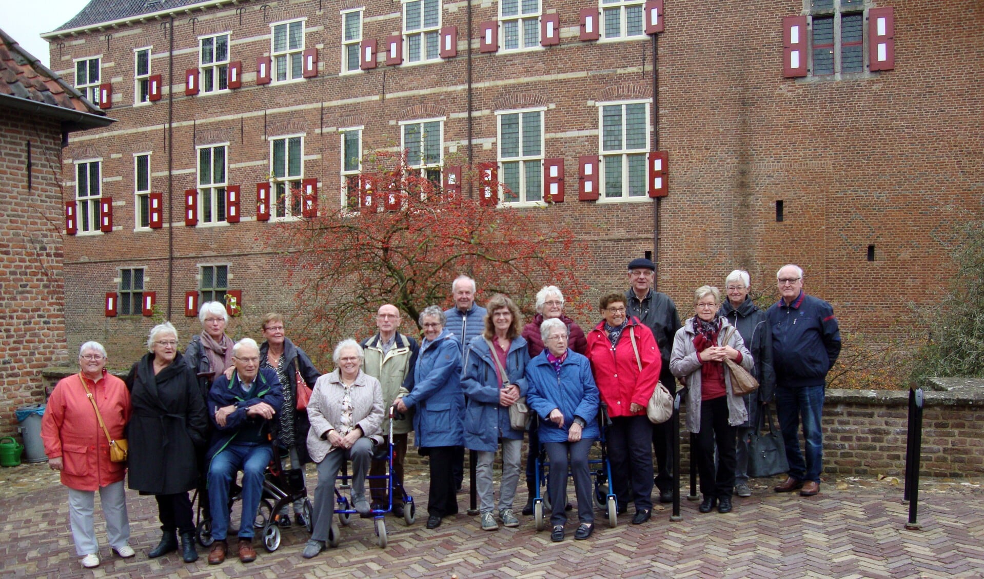 Leden van KBO Hengelo genoten van een bezoek aan Kasteel Huis Bergh. Foto: PR