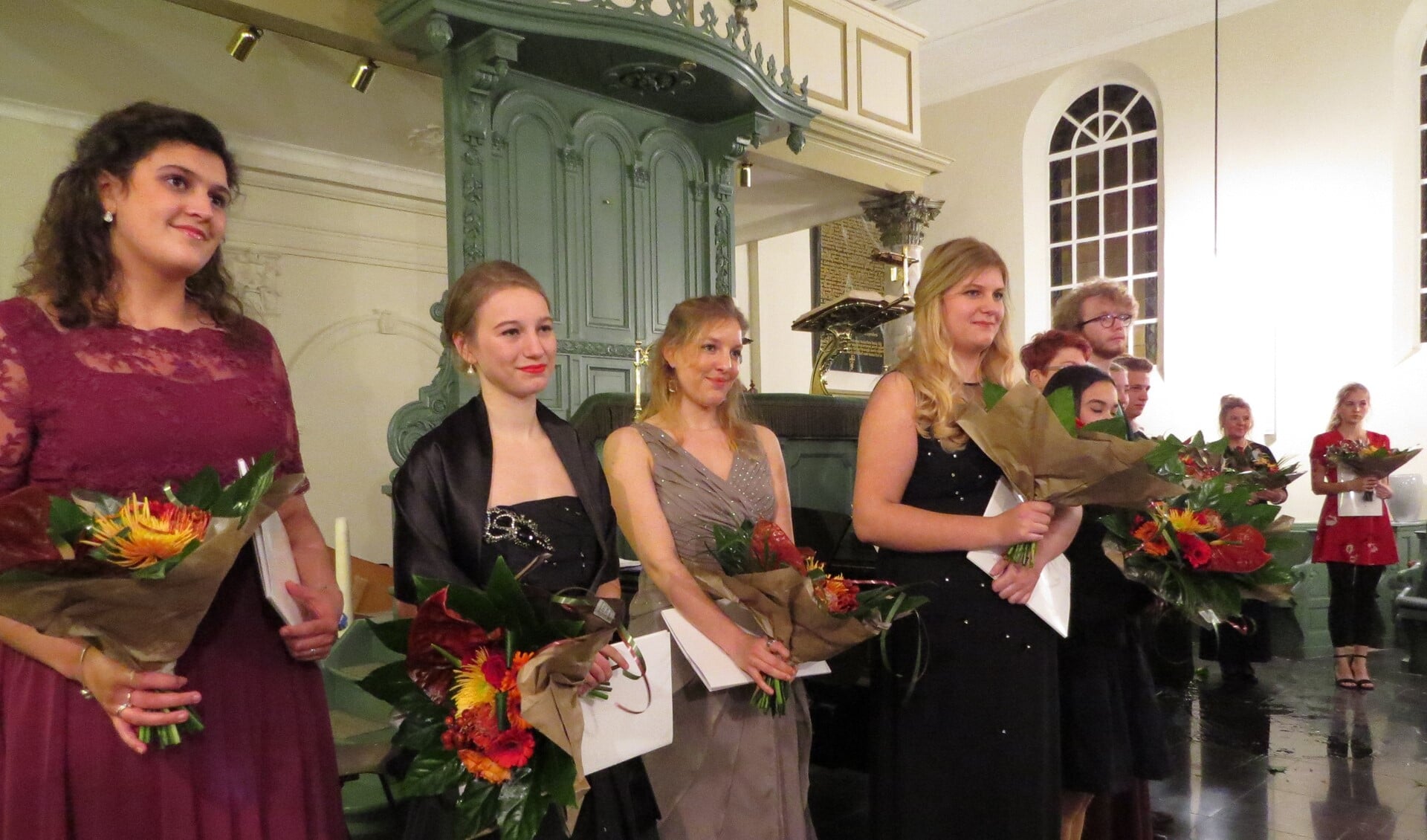 Bloemen en het juryrapport, ook voor Amy Schillings (links), Nardi Thonen (tweede van links) en Femke Hulsman (uiterst rechts). Foto: Josée Gruwel