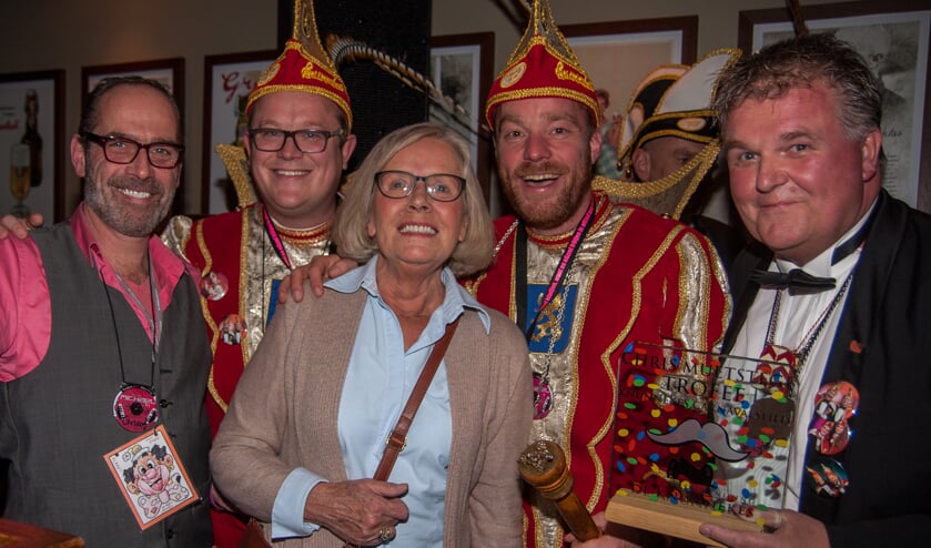 Ina Muetstege tussen winnaars en hoogheden van afgelopen jaar. Foto: PR Knunnekes
