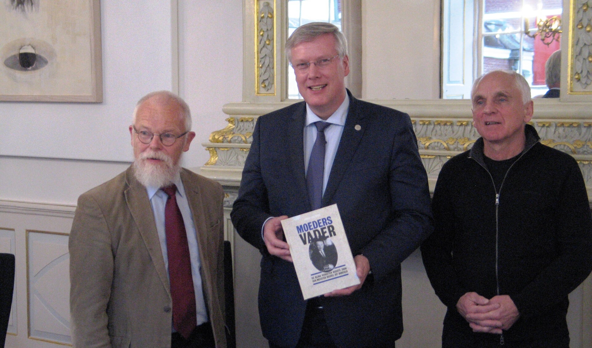 Schrijver Johan van Rhijn, burgemeester Heidema en uitgever Hans de Beukelaer na de overhandiging van het eerste exemplaar van Moeders Vader. Foto: Bernhard Harfsterkamp