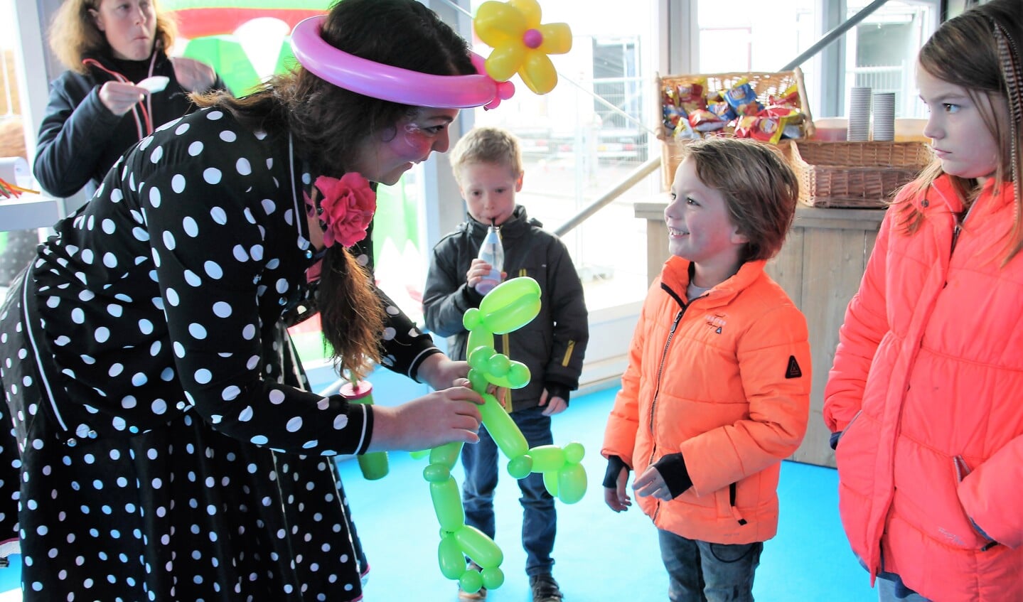 Lonnie Ballonnie vermaakte de kinderen met figuurballonnen. Foto: Lydia ter Welle